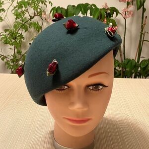 🚨LAST ONE🚨Elegant Hunter Green Wool Beret with Burgundy Red Rose Accents
